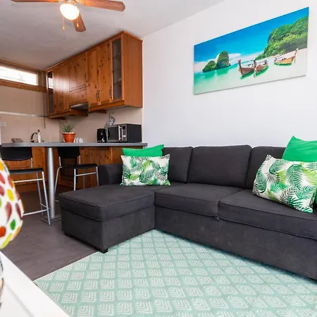 Hilltop Vista Apartment *